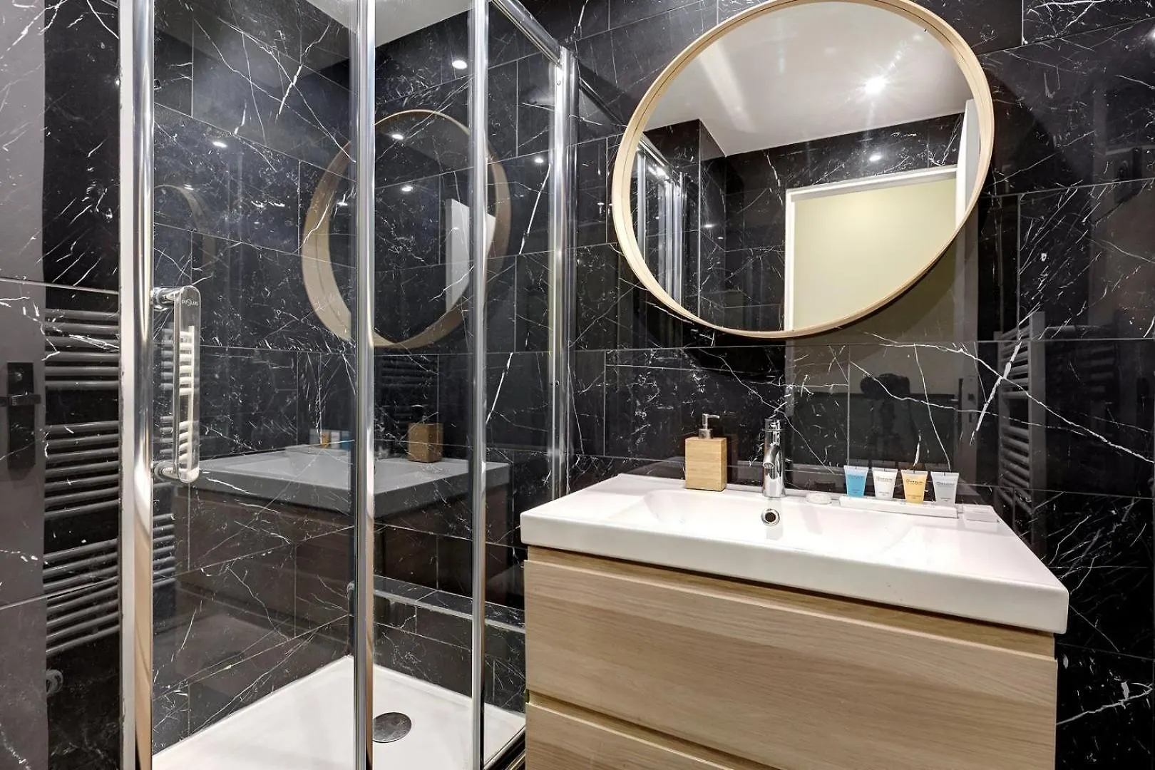370 Anthony - Superbe A Apartament